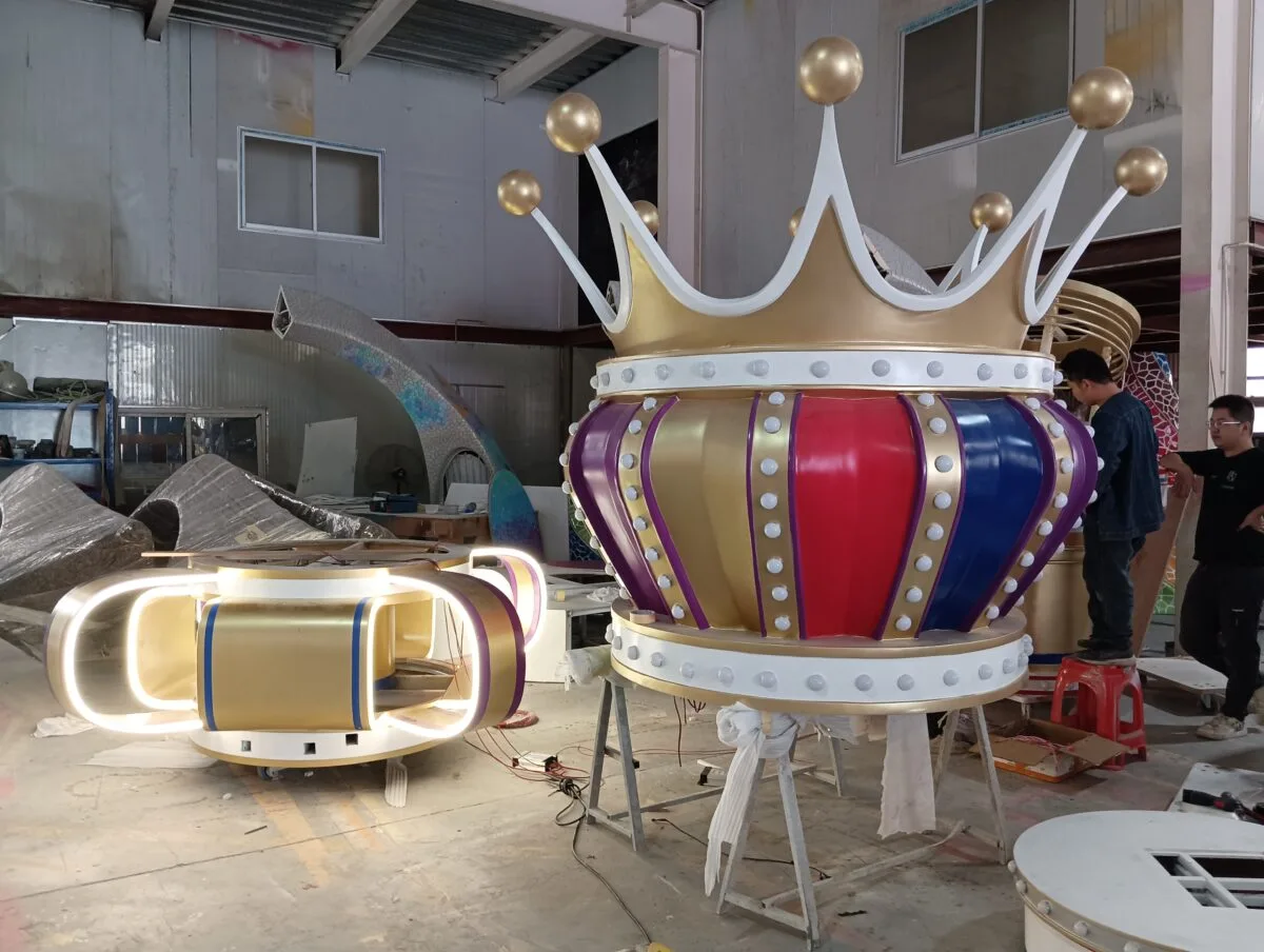 custom New Year sculptures”，“fiberglass holiday decorations”，“mall event installations