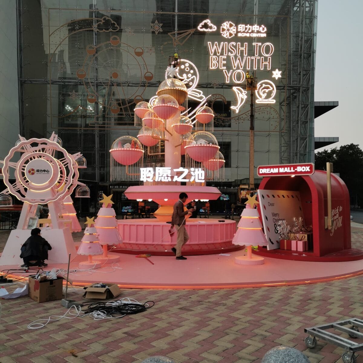 “Happiness Ferris Wheel Light Sculpture”，“Wishing Pool Interactive Display”，“Mall Holiday Atmosphere Sculpture”