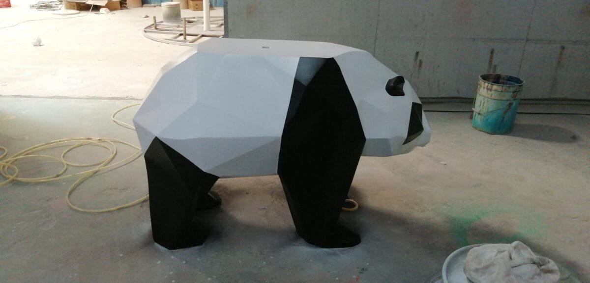 Geometric Panda Sculpture”、“Custom Cartoon Panda Decor”、“Modern Fiberglass Panda Art”