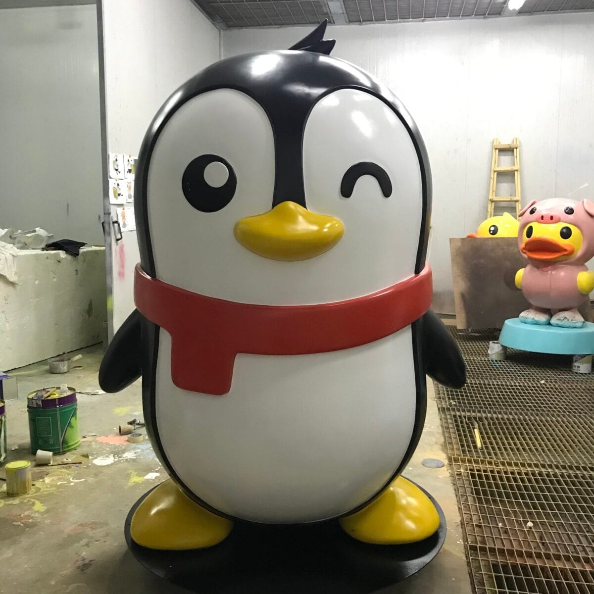 “Cartoon Penguin Sculpture”，“Realistic Penguin Display”，“Animal Theme Prop Sculpture