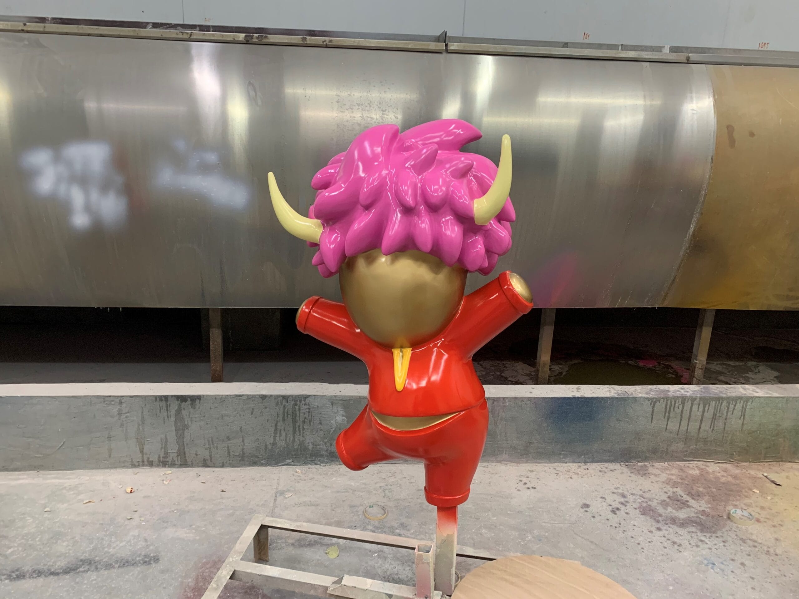 Fiberglass animal sculpture in theme parks Custom outdoor art for theme parks Immersive park experiences with animal props